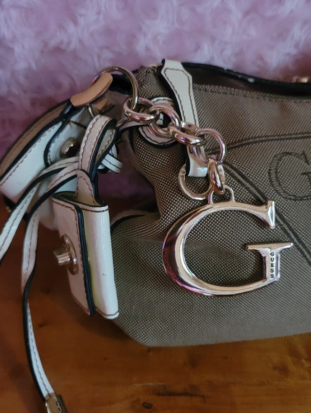 GUESS Olive Canvas Shoulder Bag with White Trim and Matching Wallet - Picture 6 of 11